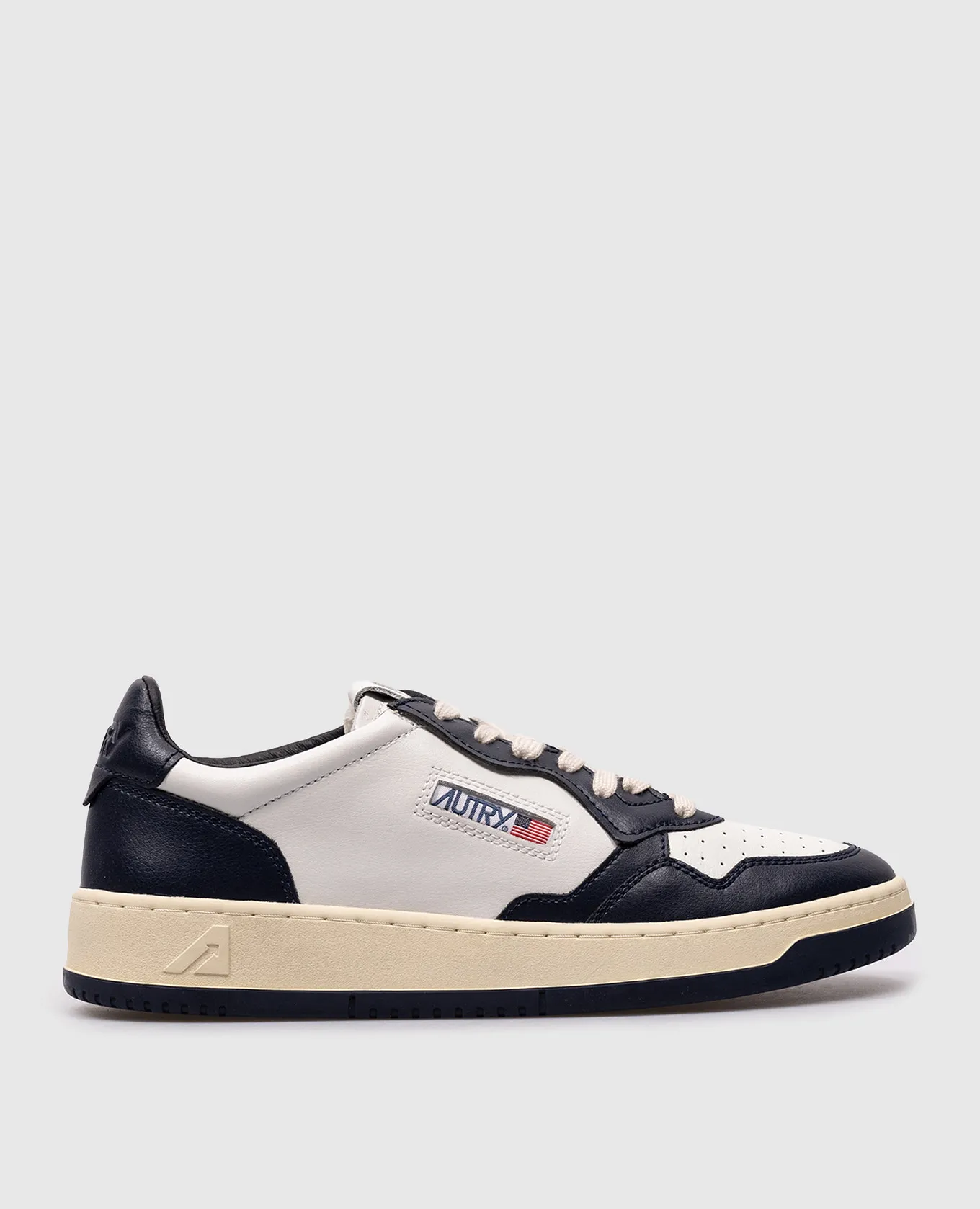 AUTRY Medalist logo sneakers in white leather