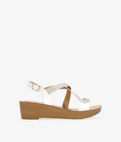 Sandalias beige con cuña 