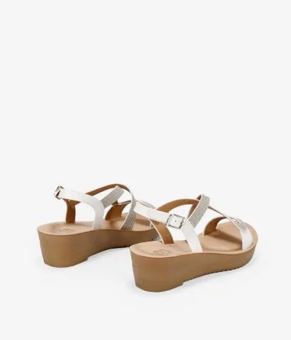 Sandalias beige con cuña 