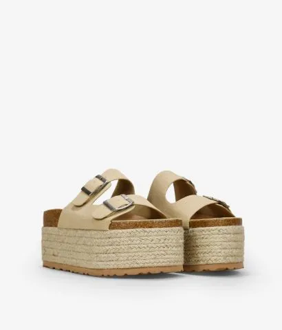 Sandalias beige con plataforma de esparto