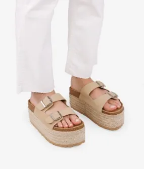 Sandalias beige con plataforma de esparto