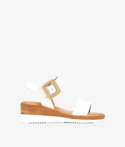 Sandalias blancas con cuña efecto madera