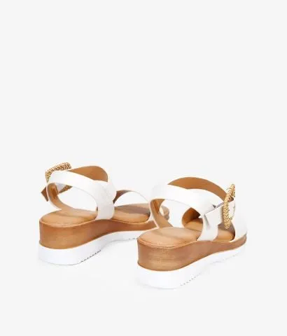 Sandalias blancas con cuña efecto madera