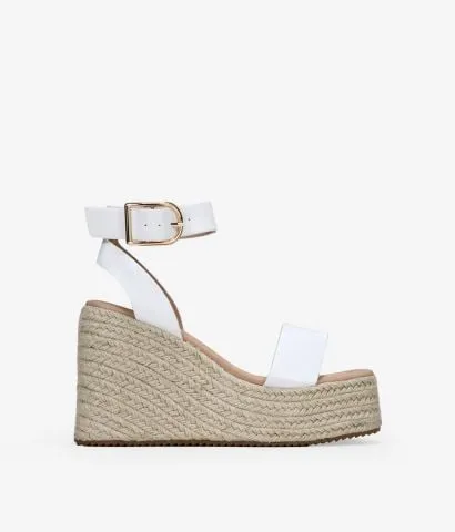 Sandalias blancas con cuña y plataforma de esparto