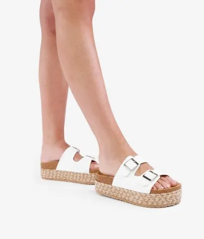 Sandalias blancas con plataforma de esparto