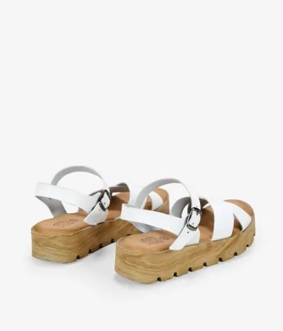 Sandalias blancas en piel con plataforma de madera