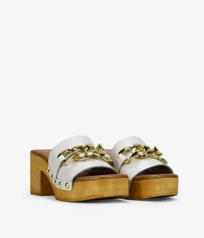 Sandalias blancas en piel con suela de madera