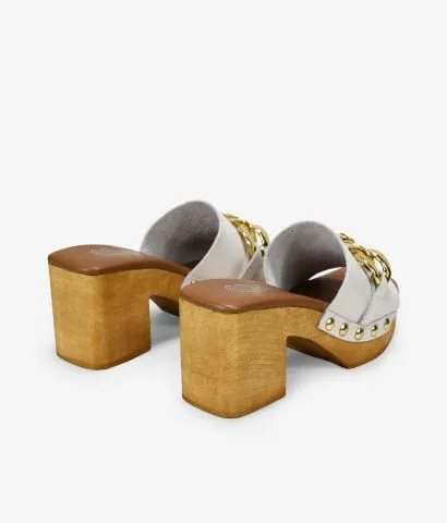 Sandalias blancas en piel con suela de madera