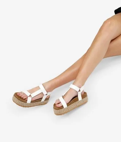 Sandalias deportivas blancas con suela de corcho y plataforma