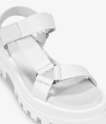 Sandalias deportivas blancas en piel con suela track