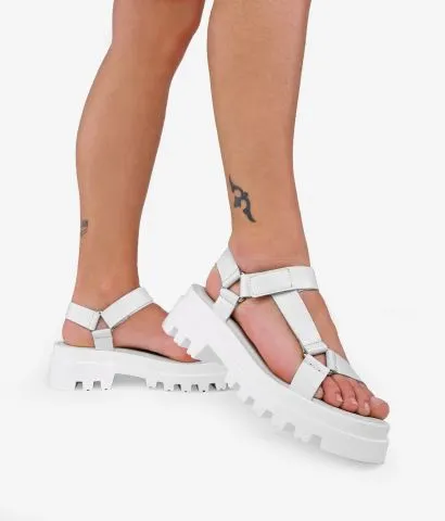 Sandalias deportivas blancas en piel con suela track