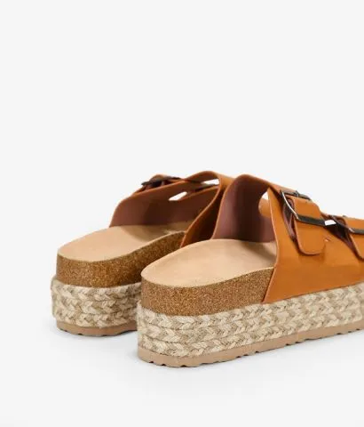 Sandalias marrones con plataforma de esparto