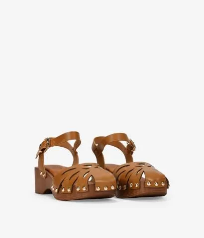 Sandalias marrones con suela de madera