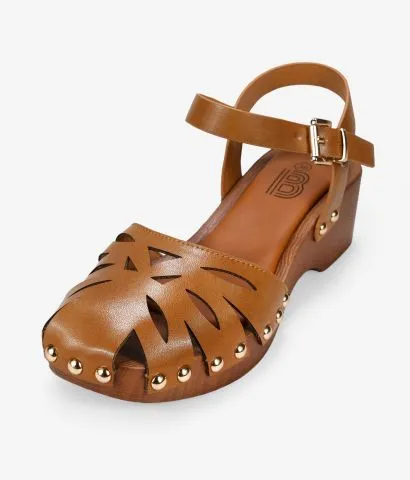 Sandalias marrones con suela de madera