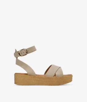 Sandalias plataforma beige con cierre de hebilla