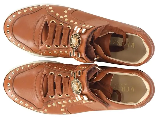 Zapatillas bajas con tachuelas Medusa de Versace en cuero tostado Castaño Beige 